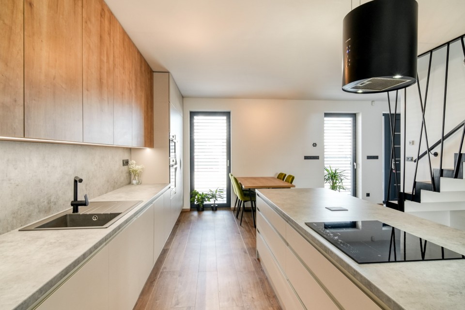 Kuchyňa v minimalistickom dizajne a čisté línie